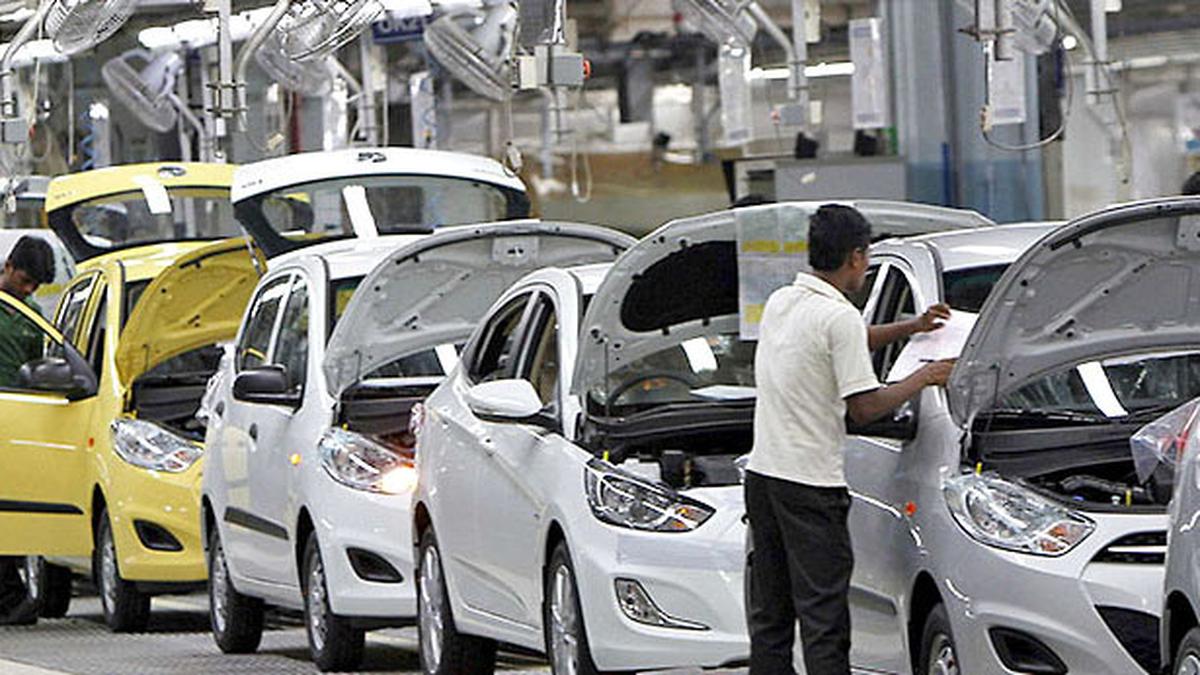 IMG Workers assemble car 2 1 7HDSIR0A