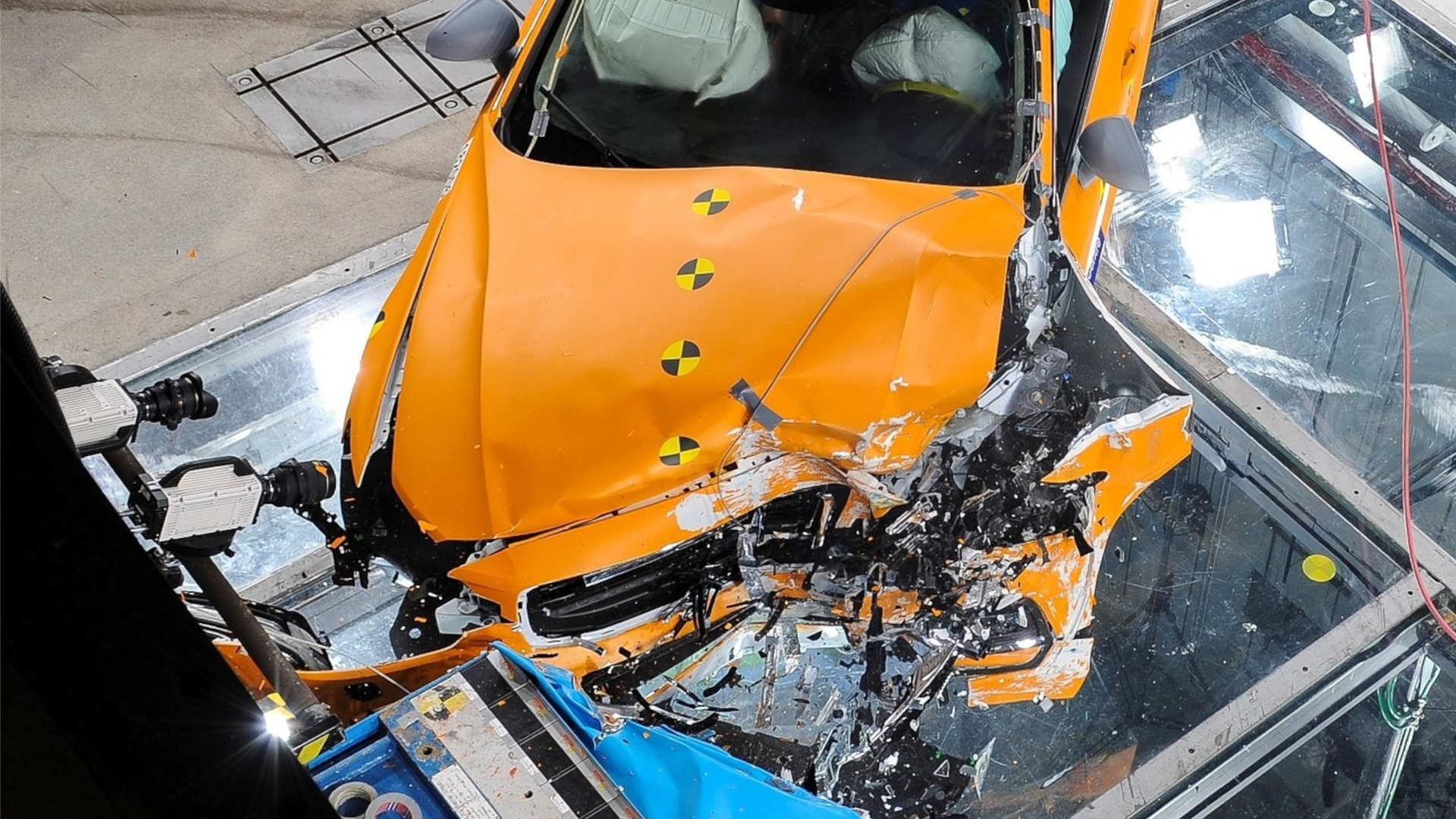 volvo crash main